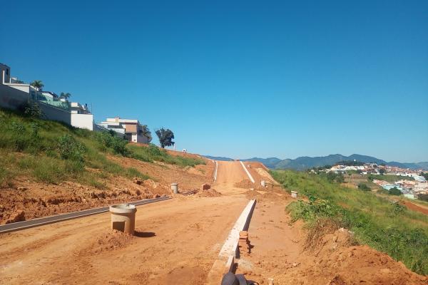 Aqui seu desejo de morar bem torna-se realidade. Loteamento Itália II, ótima localização com vista privilegiada para o centro de Andradas e para as montanhas, apenas 1 km da principal praça de Andradas, excelente oportunidade para construção da casa dos seus sonhos. Pare de sonhar e venha conhecer um dos melhores lançamentos em Andradas. Terrenos com diversos tamanhos e pagamento facilitado, com entrada e até 6 anos para pagar. - foto 2